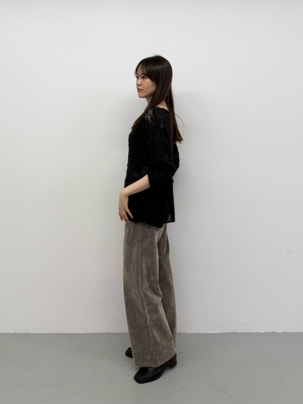 ブラック系のニット/セーター、ブラック系のニット/セーター、ベージュ系のその他パンツを着用したレディースの秋コーディネートの2枚目の写真