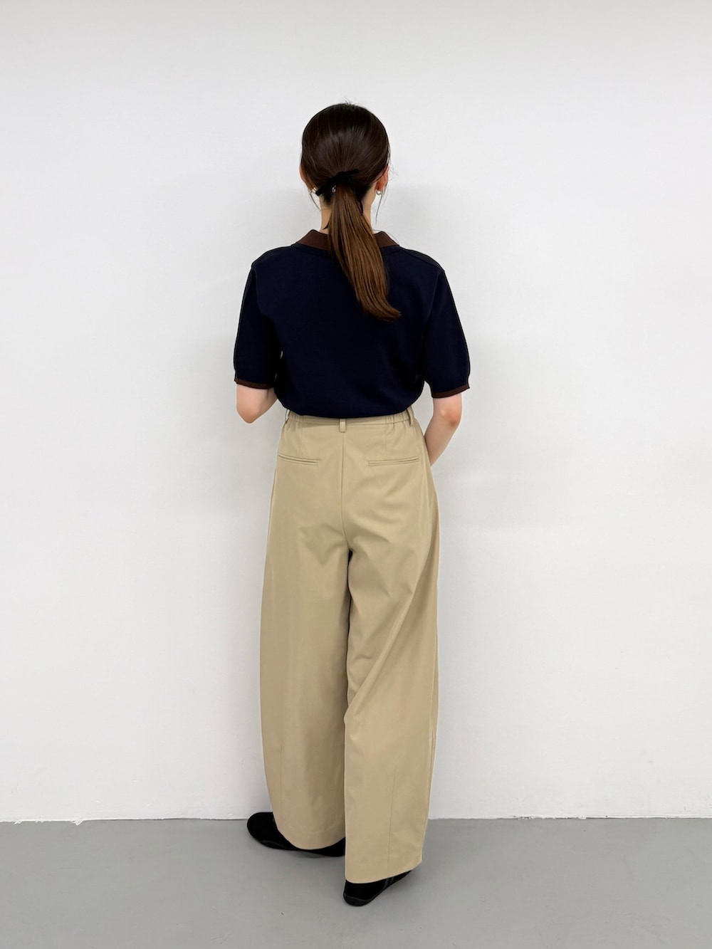 ブルー系のニット/セーター、ブルー系のニット/セーター、ブラック系のバレエシューズを着用したレディースの夏コーディネートの3枚目の写真