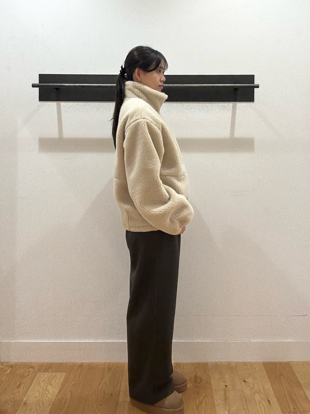 ホワイト系のその他アウター、ホワイト系のその他アウター、グレー系のその他パンツを着用したレディースの冬コーディネートの2枚目の写真