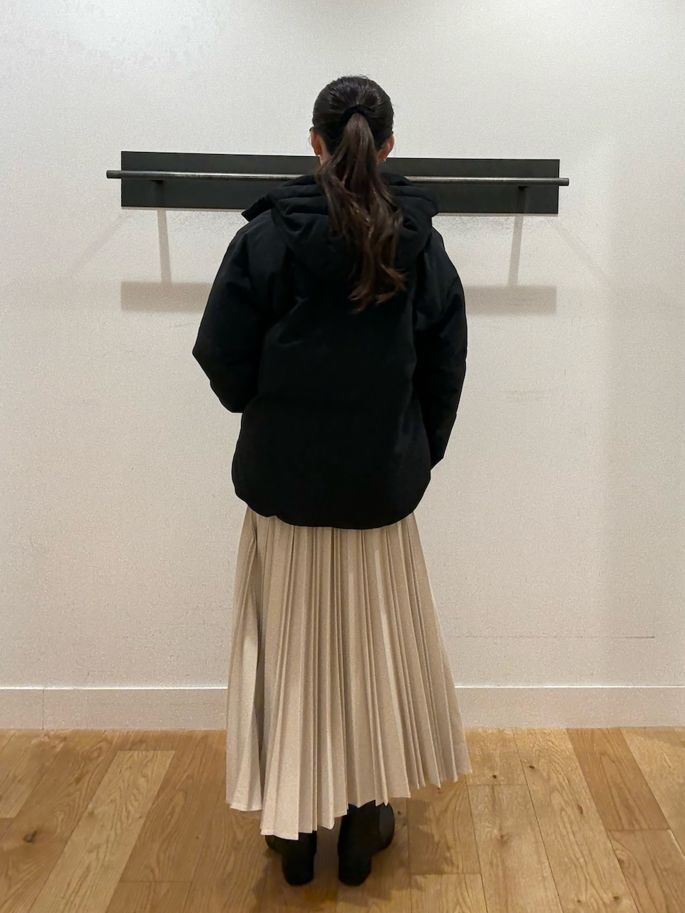 ブラック系のダウンジャケット/コート、グリーン系のニット/セーター、グリーン系のニット/セーターを着用したレディースの冬コーディネートの2枚目の写真