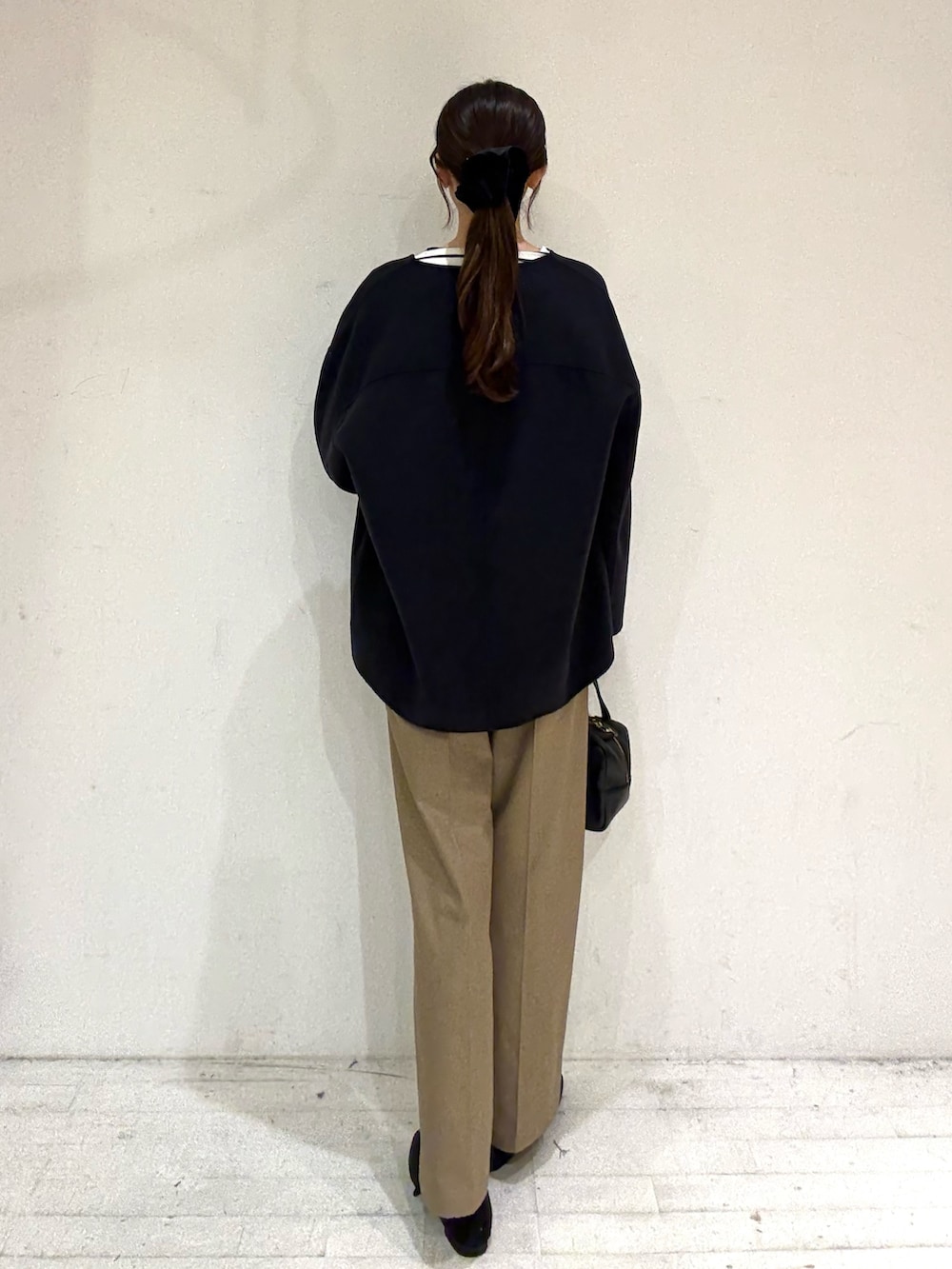 ブラック系のTシャツ/カットソー、その他のTシャツ/カットソー、ブルー系のその他アウターを着用したレディースの秋コーディネートの4枚目の写真