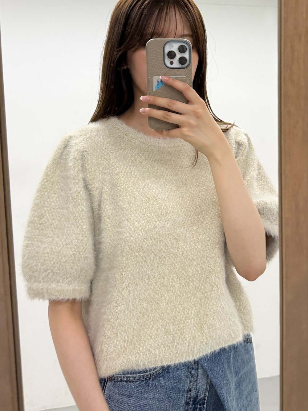 ホワイト系のニット/セーター、ホワイト系のニット/セーターを着用したレディースの夏コーディネートの3枚目の写真