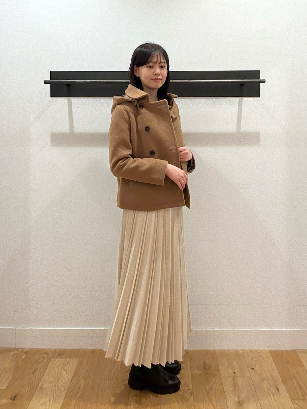 イエロー系のその他アウター、イエロー系のその他アウター、グレー系のニット/セーターを着用したレディースの冬コーディネートの4枚目の写真