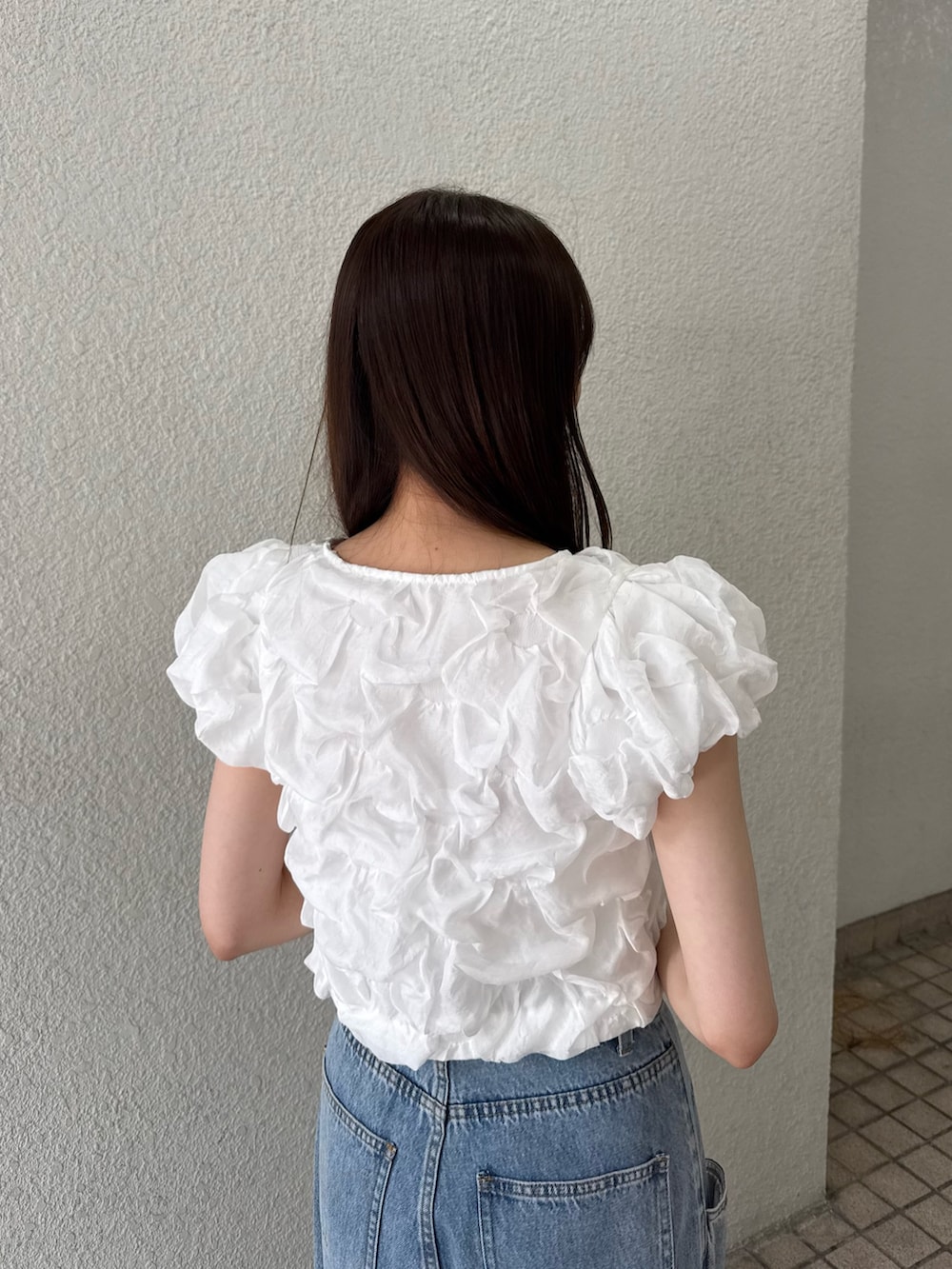 ホワイト系のシャツ/ブラウス、ホワイト系のシャツ/ブラウス、ベージュ系のショルダーバッグを着用したレディースの夏コーディネートの6枚目の写真