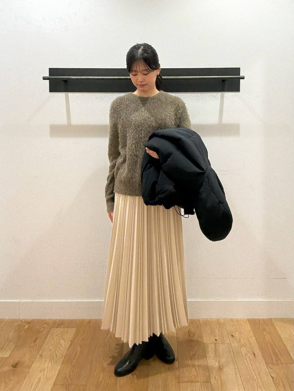 ブラック系のダウンジャケット/コート、グリーン系のニット/セーター、グリーン系のニット/セーターを着用したレディースの冬コーディネートの3枚目の写真