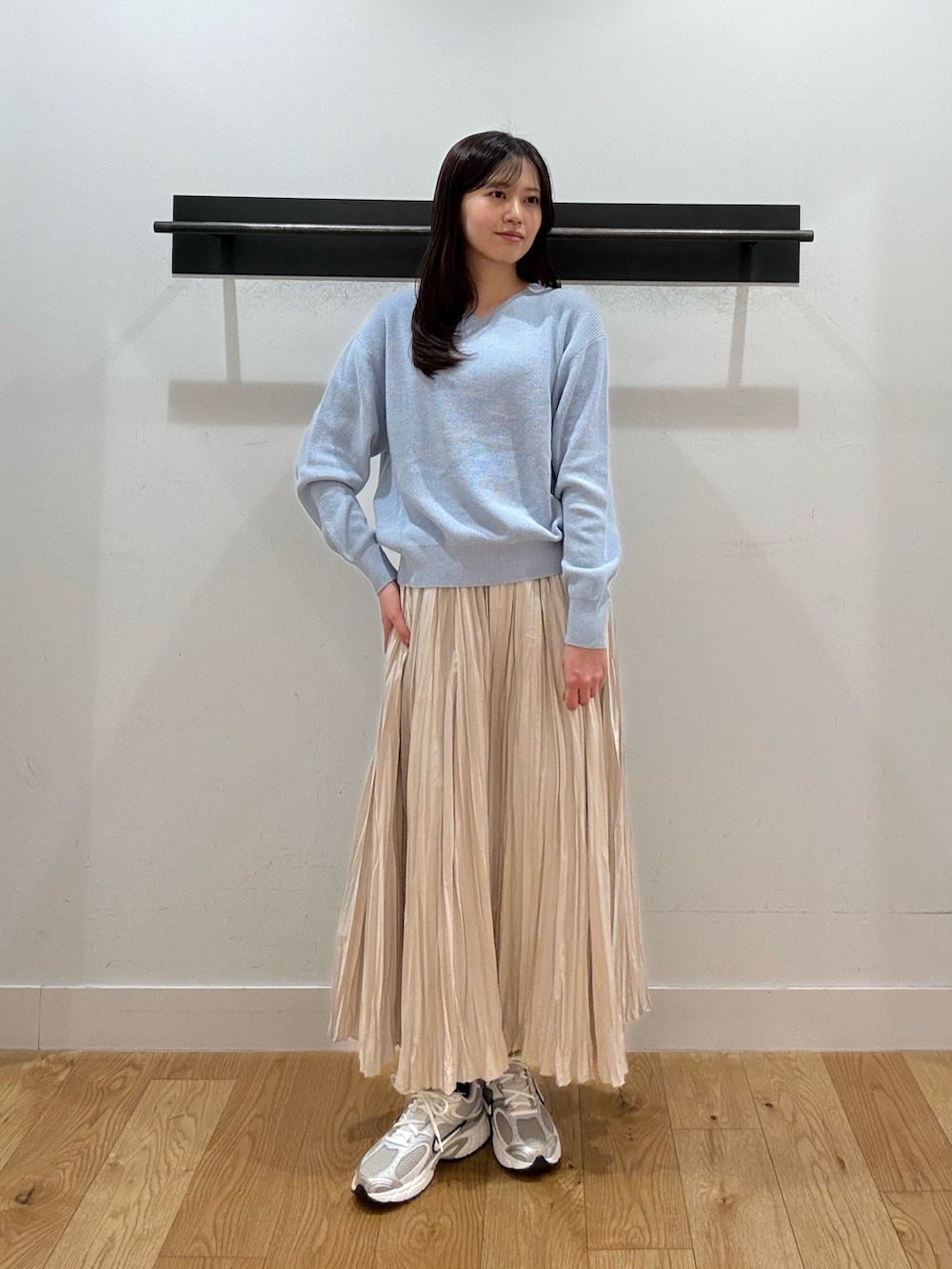 ブルー系のニット/セーター、ブルー系のニット/セーター、ホワイト系のスカートを着用したレディースの冬コーディネートの3枚目の写真