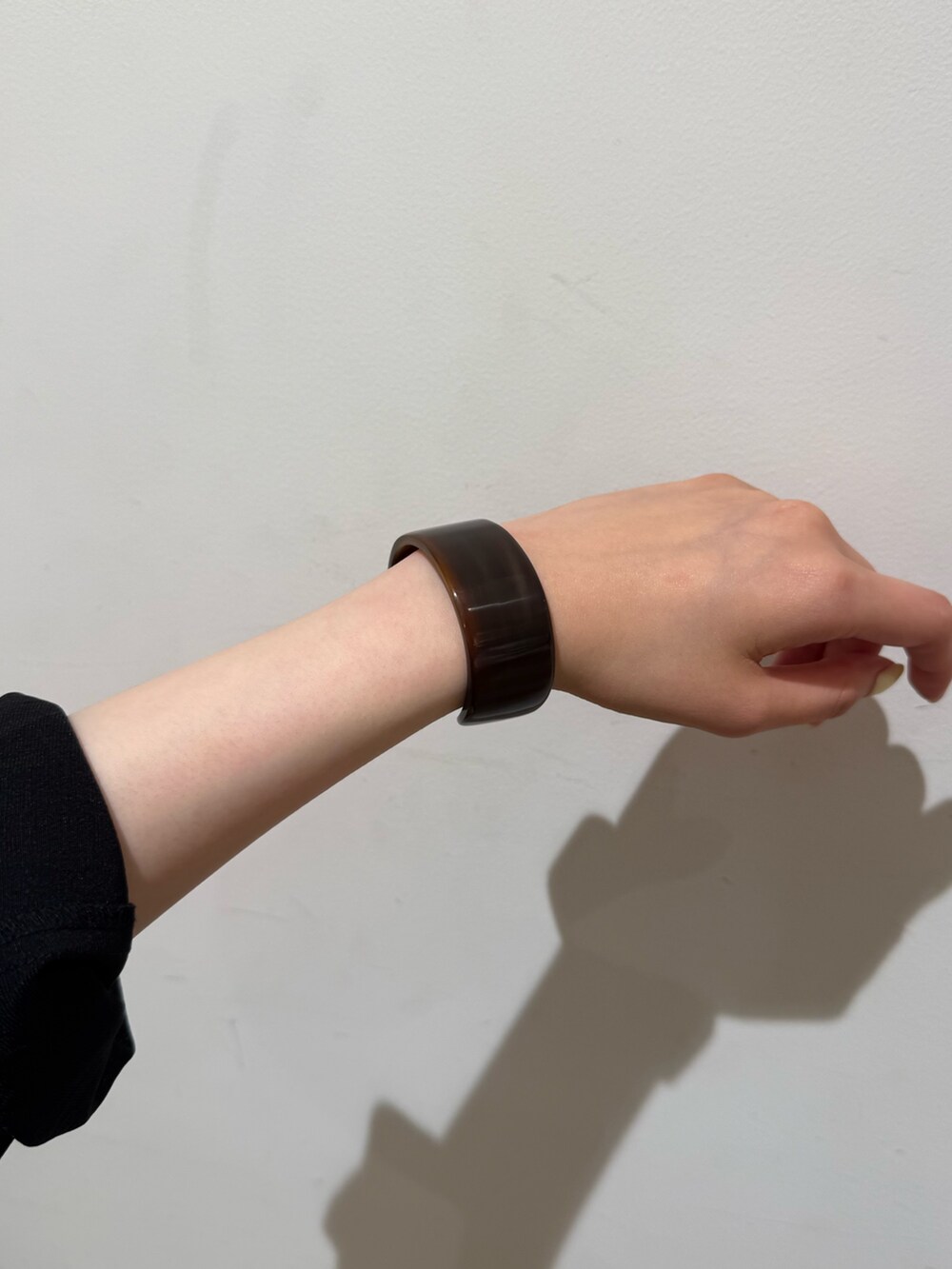 ブラウン系のブレスレット、ブラウン系のブレスレットを着用したレディースの春コーディネートの2枚目の写真