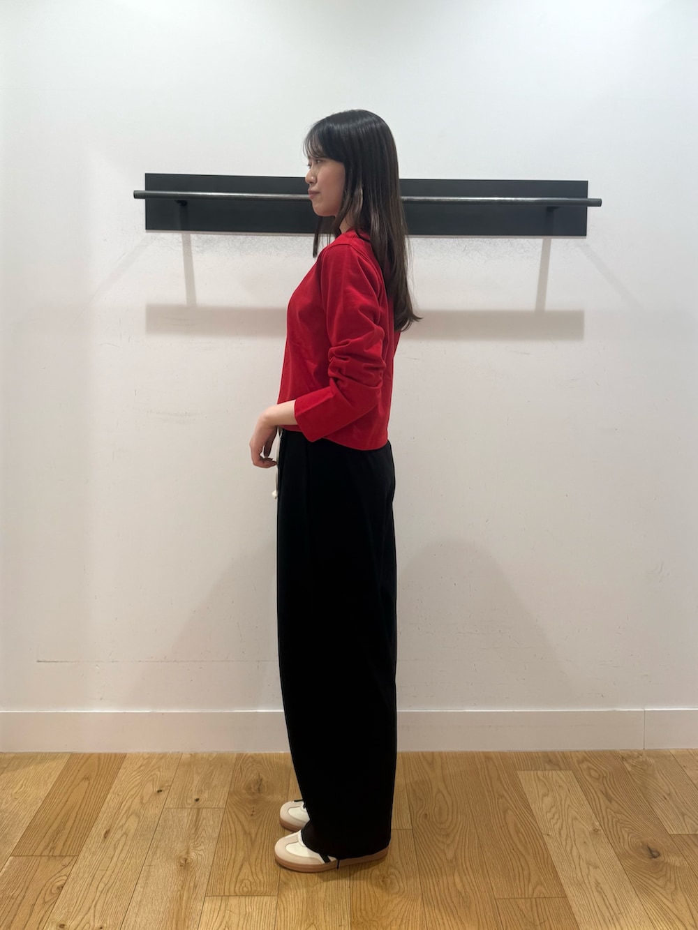 レッド系のカーディガン/ボレロ、ブラック系のその他パンツ、ブラック系のその他パンツを着用したレディースの春コーディネートの2枚目の写真