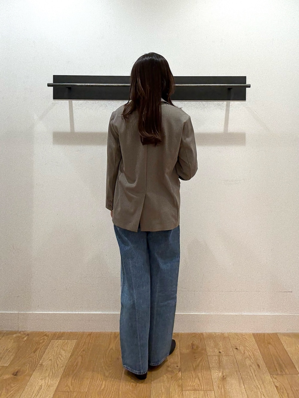 グレー系のその他アウター、グレー系のその他アウター、ブルー系のデニムパンツを着用したレディースの冬コーディネートの3枚目の写真