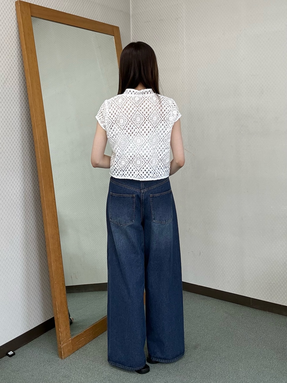 ホワイト系のシャツ/ブラウス、ブルー系のデニムパンツ、ブラック系のサンダルを着用したレディースの夏コーディネートの2枚目の写真