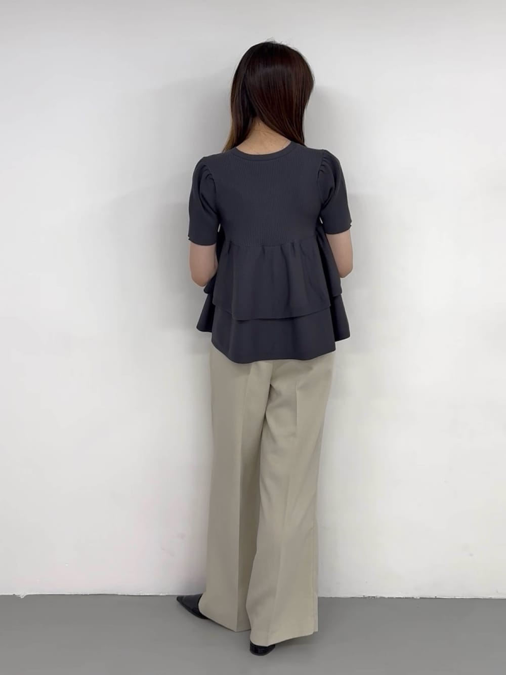 ベージュ系のその他パンツ、ベージュ系のその他パンツ、グレー系のカーディガン/ボレロを着用したレディースの夏コーディネートの3枚目の写真