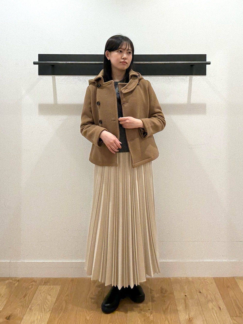 イエロー系のその他アウター、イエロー系のその他アウター、グレー系のニット/セーターを着用したレディースの冬コーディネートの6枚目の写真