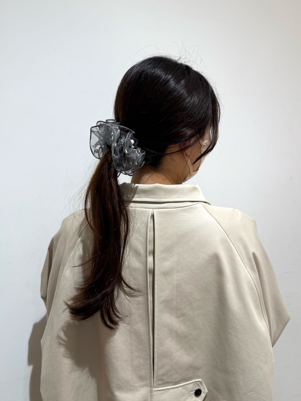 グレー系のヘアゴムを着用したレディースの冬コーディネートの3枚目の写真