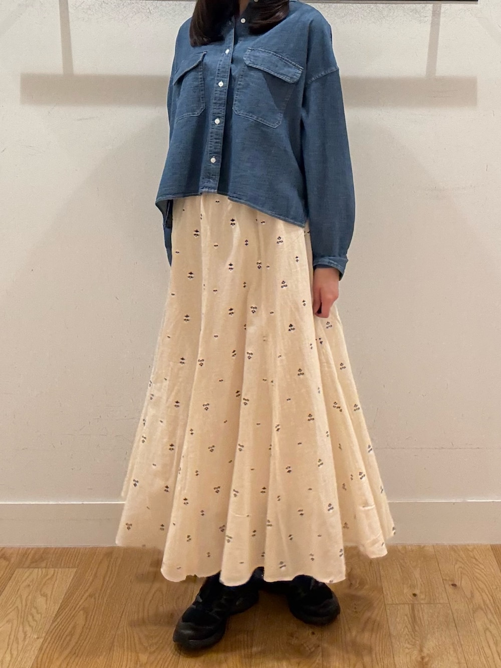 ブルー系のシャツ/ブラウス、ブルー系のシャツ/ブラウス、ホワイト系のスカートを着用したレディースの春コーディネートの2枚目の写真