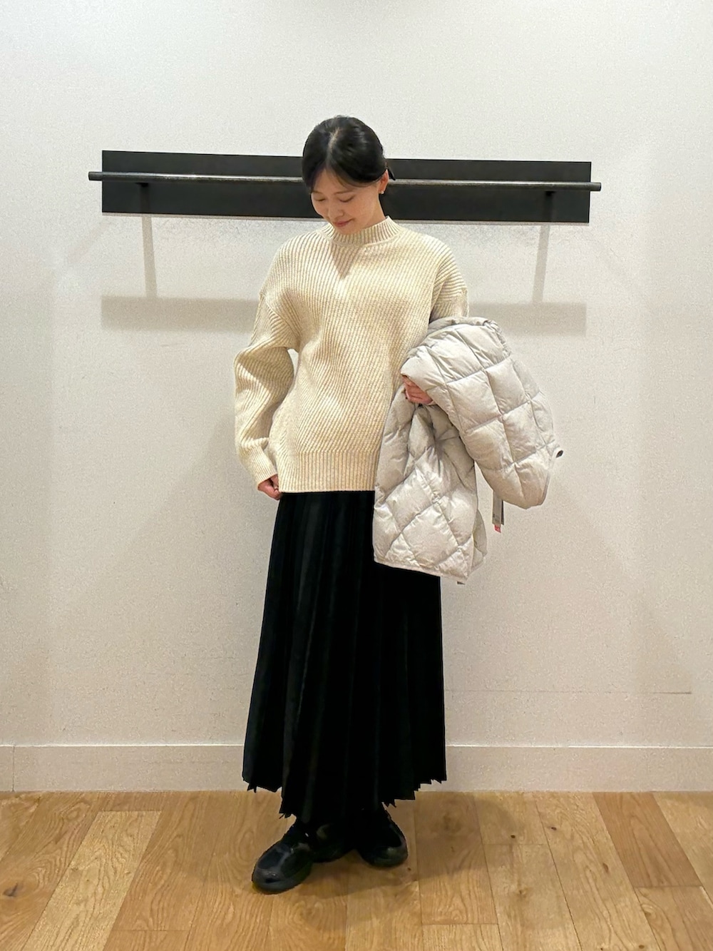 ベージュ系のニット/セーター、ベージュ系のニット/セーター、グレー系のダウンジャケット/コートを着用したレディースの冬コーディネートの2枚目の写真