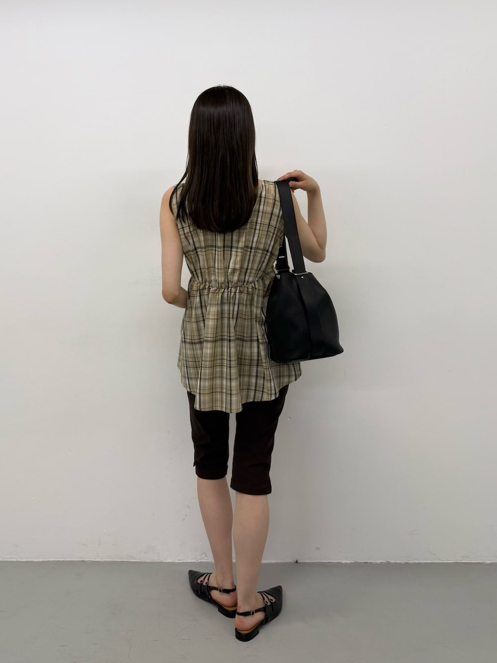 ベージュ系のシャツ/ブラウス、ベージュ系のシャツ/ブラウス、ブラウン系のその他パンツを着用したレディースの夏コーディネートの4枚目の写真