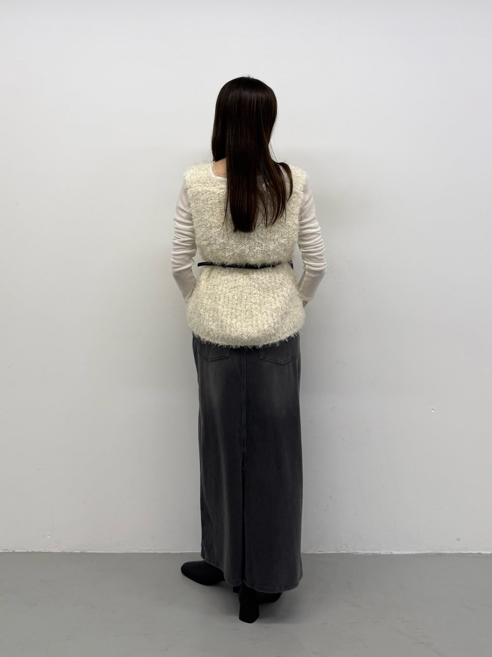 ホワイト系のTシャツ/カットソー、ホワイト系のTシャツ/カットソー、ホワイト系のベストを着用したレディースの秋コーディネートの2枚目の写真