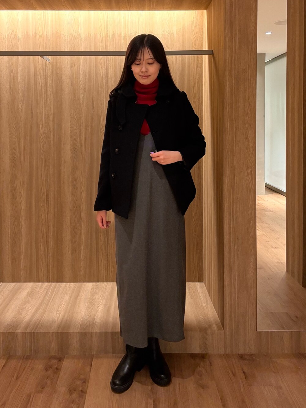 レッド系のニット/セーター、レッド系のニット/セーター、ブルー系のその他アウターを着用したレディースの冬コーディネートの2枚目の写真