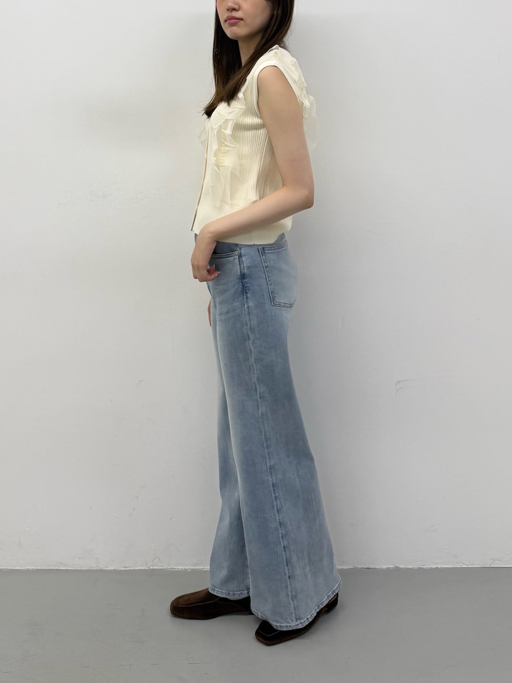 ホワイト系のカーディガン/ボレロ、ホワイト系のカーディガン/ボレロ、ブルー系のデニムパンツを着用したレディースの夏コーディネートの2枚目の写真
