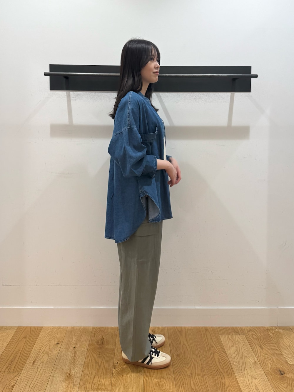 ブルー系のシャツ/ブラウス、ブルー系のシャツ/ブラウス、グリーン系のその他パンツを着用したレディースの春コーディネートの2枚目の写真