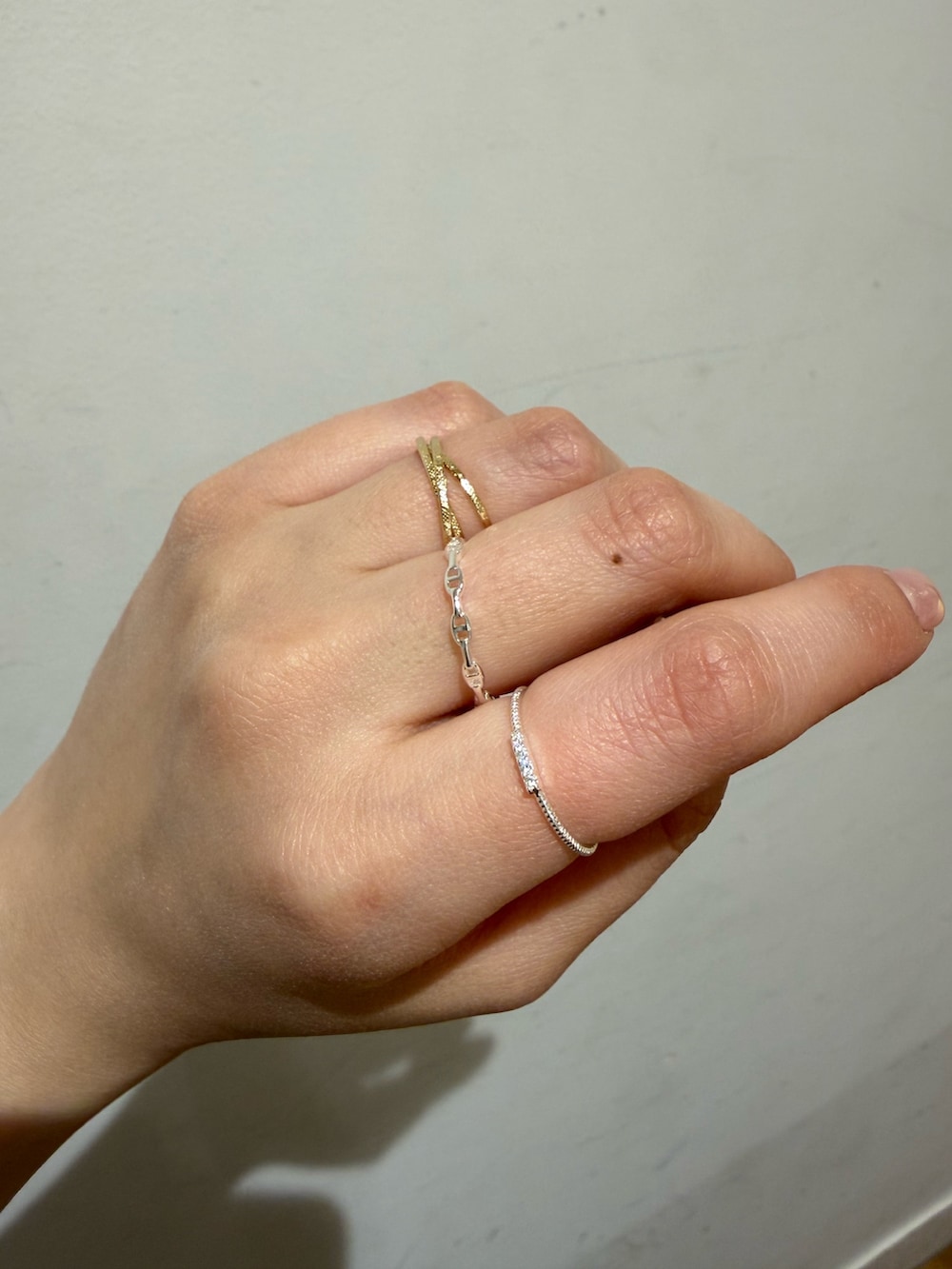 シルバー系のリングを着用したレディースの春コーディネートの2枚目の写真