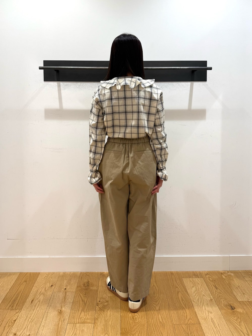 ブラック系のシャツ/ブラウス、ブラック系のシャツ/ブラウス、ベージュ系のその他パンツを着用したレディースの春コーディネートの3枚目の写真