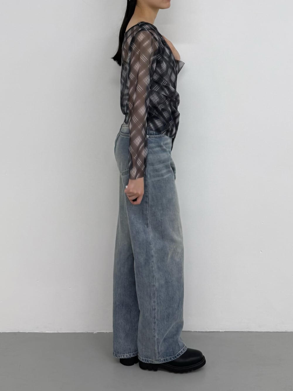ブラック系のその他トップス、ブルー系のデニムパンツ、ブルー系のデニムパンツを着用したレディースの夏コーディネートの2枚目の写真