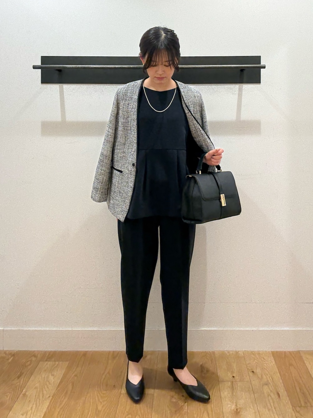 ブラック系のスーツジャケット、ブラック系のスーツジャケット、ブラック系のセットアップを着用したレディースの冬コーディネートの5枚目の写真