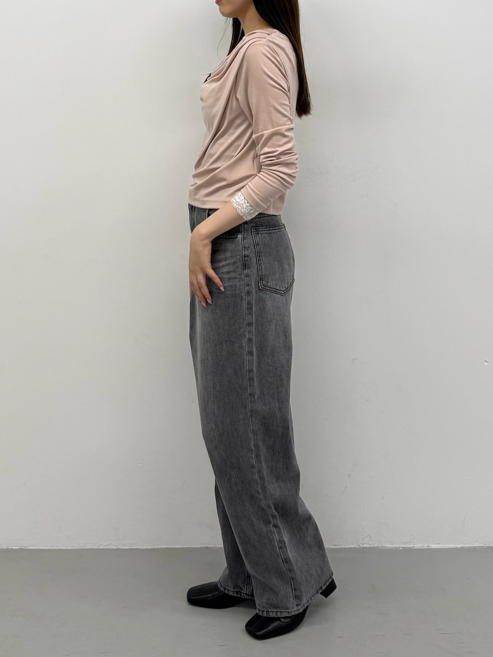 ピンク系のTシャツ/カットソー、ピンク系のTシャツ/カットソー、グレー系のデニムパンツを着用したレディースの秋コーディネートの2枚目の写真