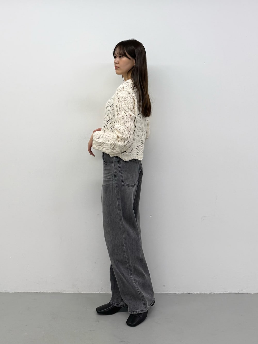 ホワイト系のカーディガン/ボレロ、グレー系のデニムパンツ、グレー系のデニムパンツを着用したレディースの秋コーディネートの2枚目の写真