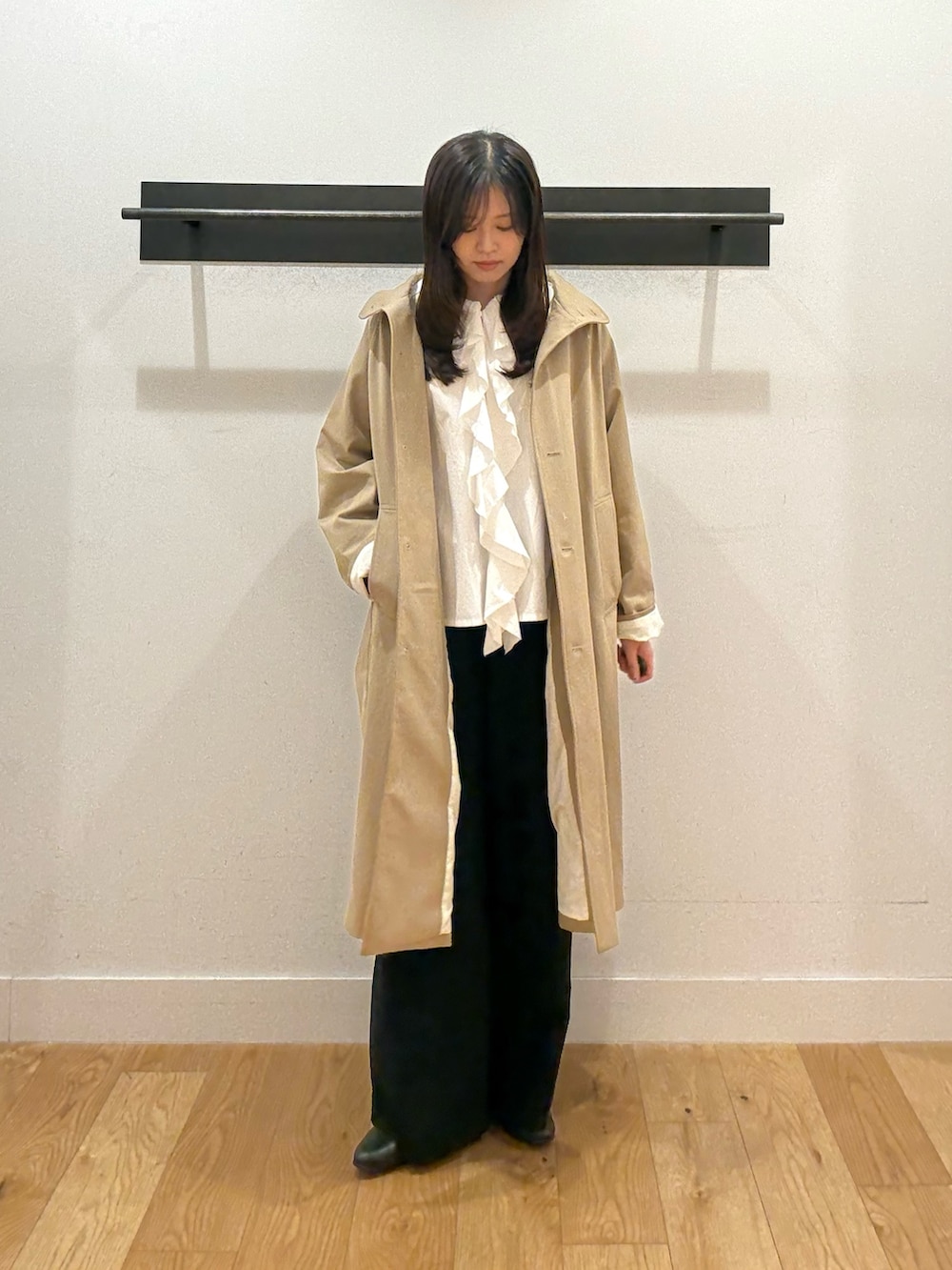 ベージュ系のその他アウター、ベージュ系のその他アウター、ホワイト系のシャツ/ブラウスを着用したレディースの冬コーディネートの2枚目の写真