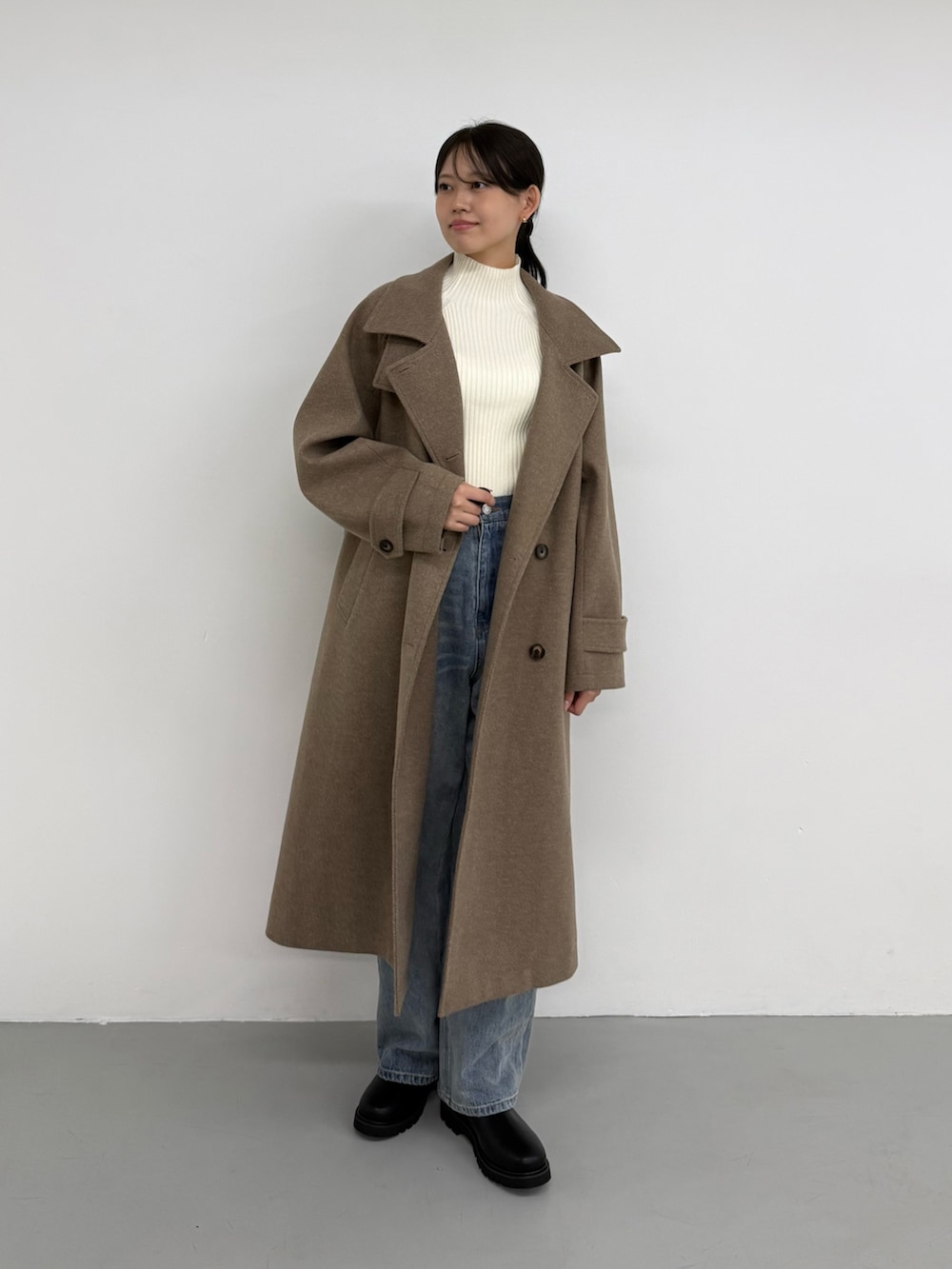 ブラウン系のその他アウター、ホワイト系のニット/セーター、ホワイト系のニット/セーターを着用したレディースの夏コーディネートの2枚目の写真