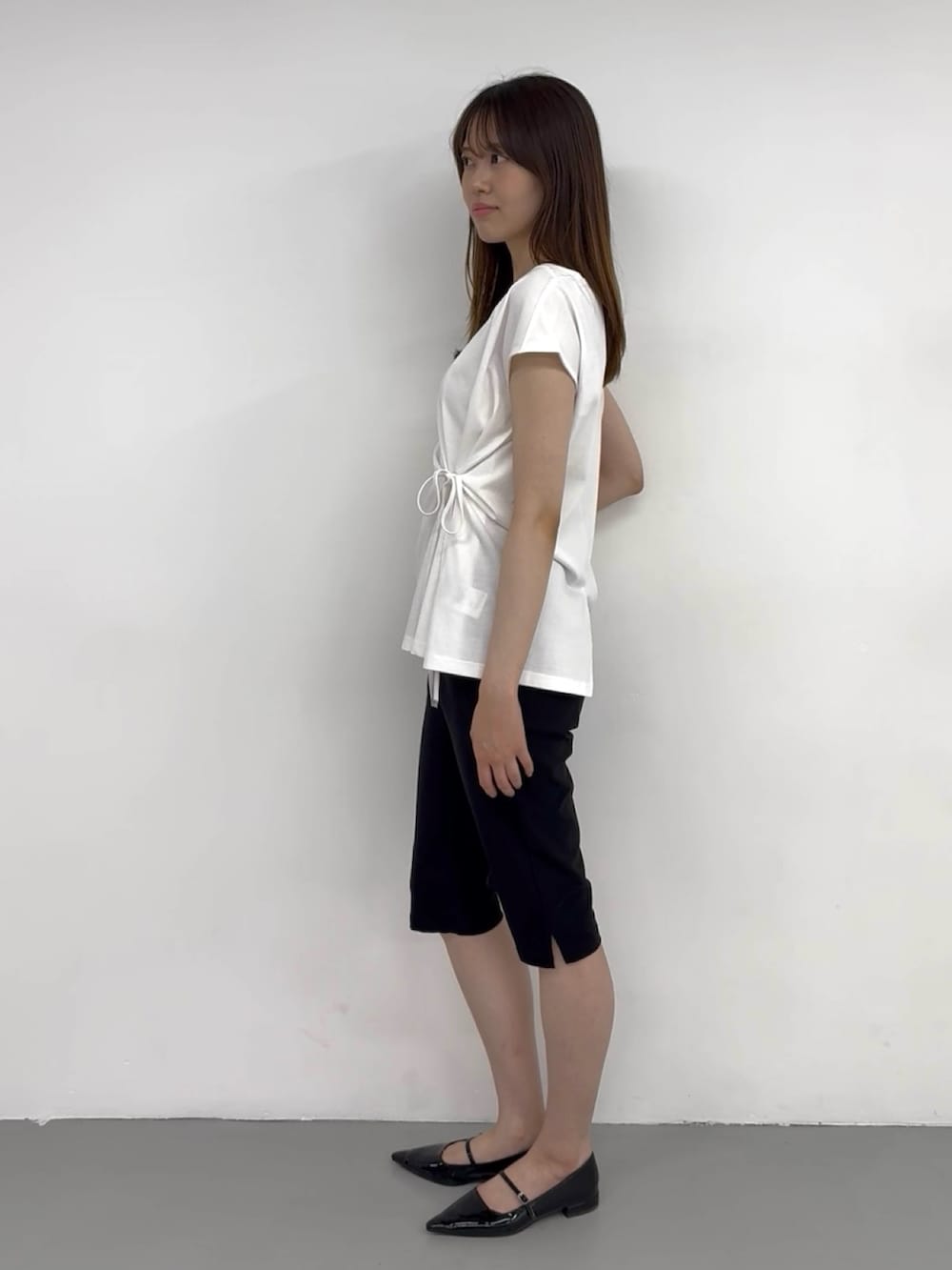 ブラック系のその他パンツ、ブラック系のその他パンツ、ホワイト系のTシャツ/カットソーを着用したレディースの夏コーディネートの2枚目の写真