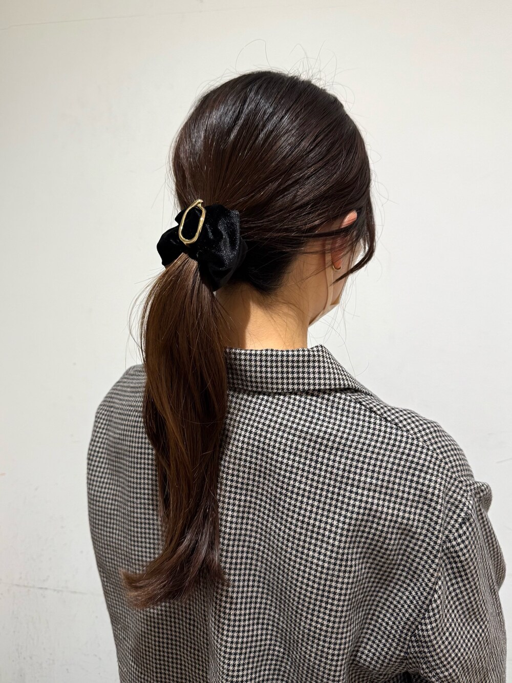 ゴールド系のヘアゴムを着用したレディースの冬コーディネートの4枚目の写真