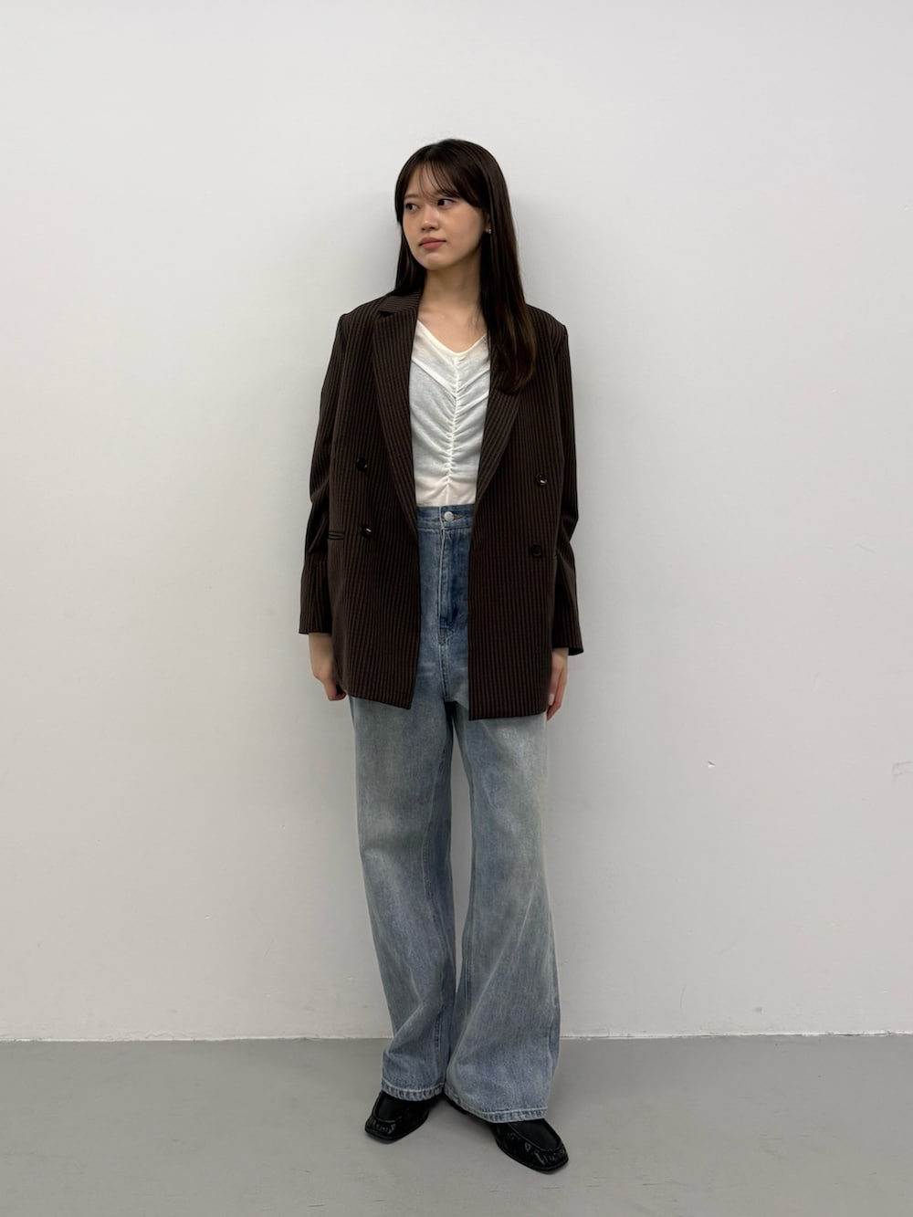ブラウン系のその他アウター、ブラウン系のその他アウター、ホワイト系のTシャツ/カットソーを着用したレディースの夏コーディネートの2枚目の写真