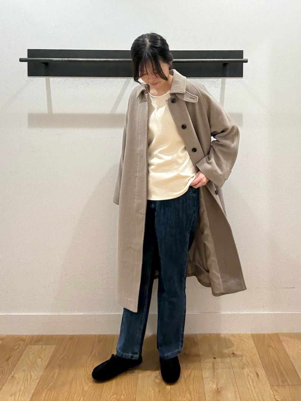 ベージュ系のその他アウター、ベージュ系のその他アウター、ホワイト系のTシャツ/カットソーを着用したレディースの冬コーディネートの3枚目の写真