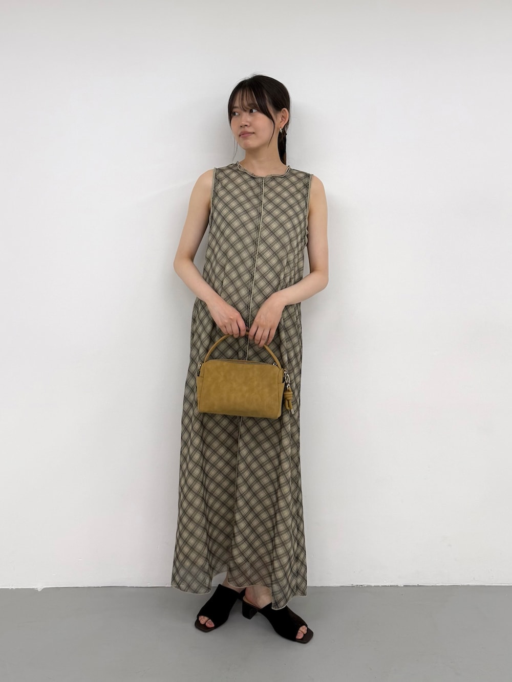 ベージュ系のワンピース、ベージュ系のワンピース、ブラウン系のキャミソールを着用したレディースの夏コーディネートの2枚目の写真
