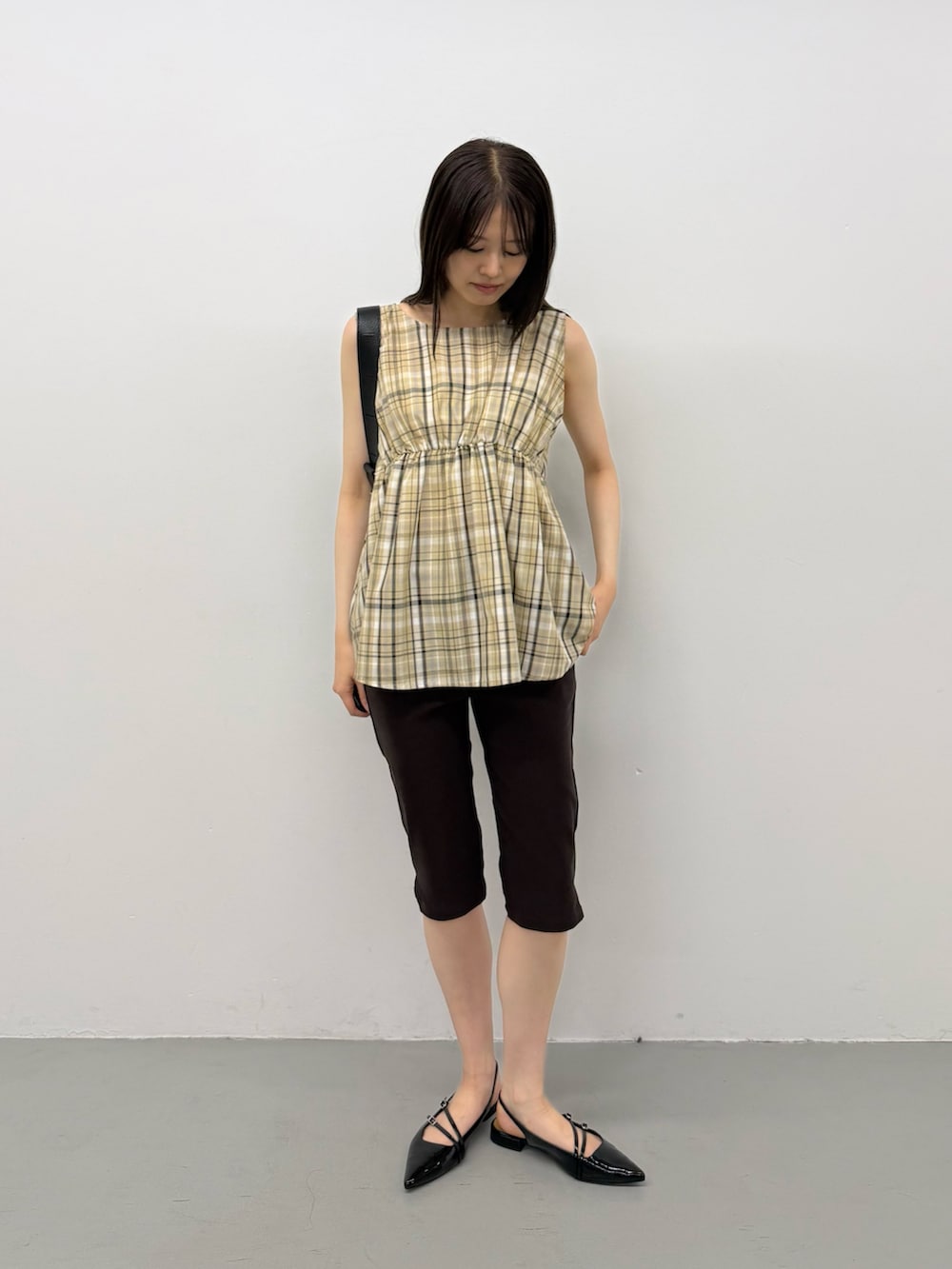 ベージュ系のシャツ/ブラウス、ベージュ系のシャツ/ブラウス、ブラウン系のその他パンツを着用したレディースの夏コーディネートの2枚目の写真