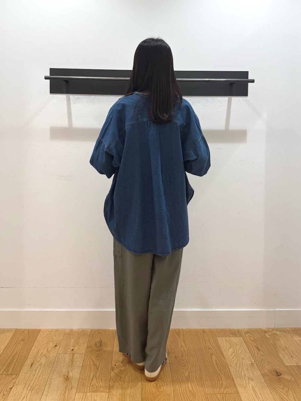 ブルー系のシャツ/ブラウス、ブルー系のシャツ/ブラウス、グリーン系のその他パンツを着用したレディースの春コーディネートの3枚目の写真