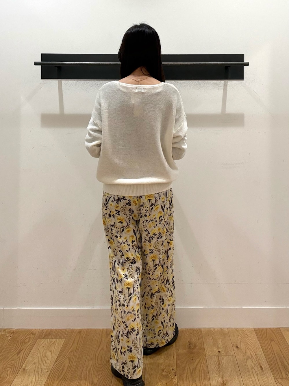 ホワイト系のニット/セーター、ホワイト系のニット/セーター、ホワイト系のその他パンツを着用したレディースの春コーディネートの2枚目の写真