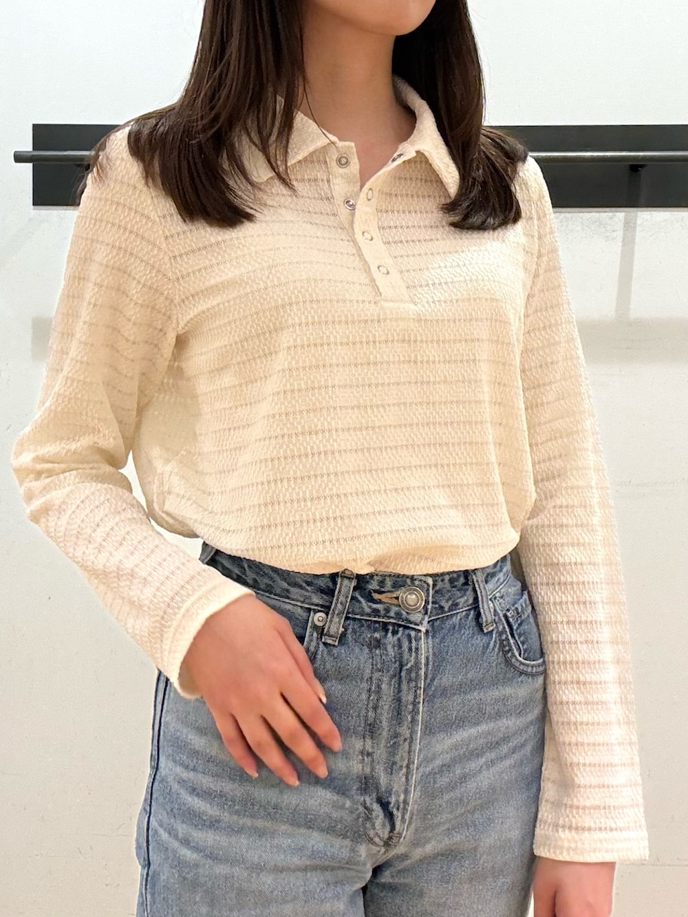 ホワイト系のシャツ/ブラウスを着用したレディースの春コーディネートの2枚目の写真