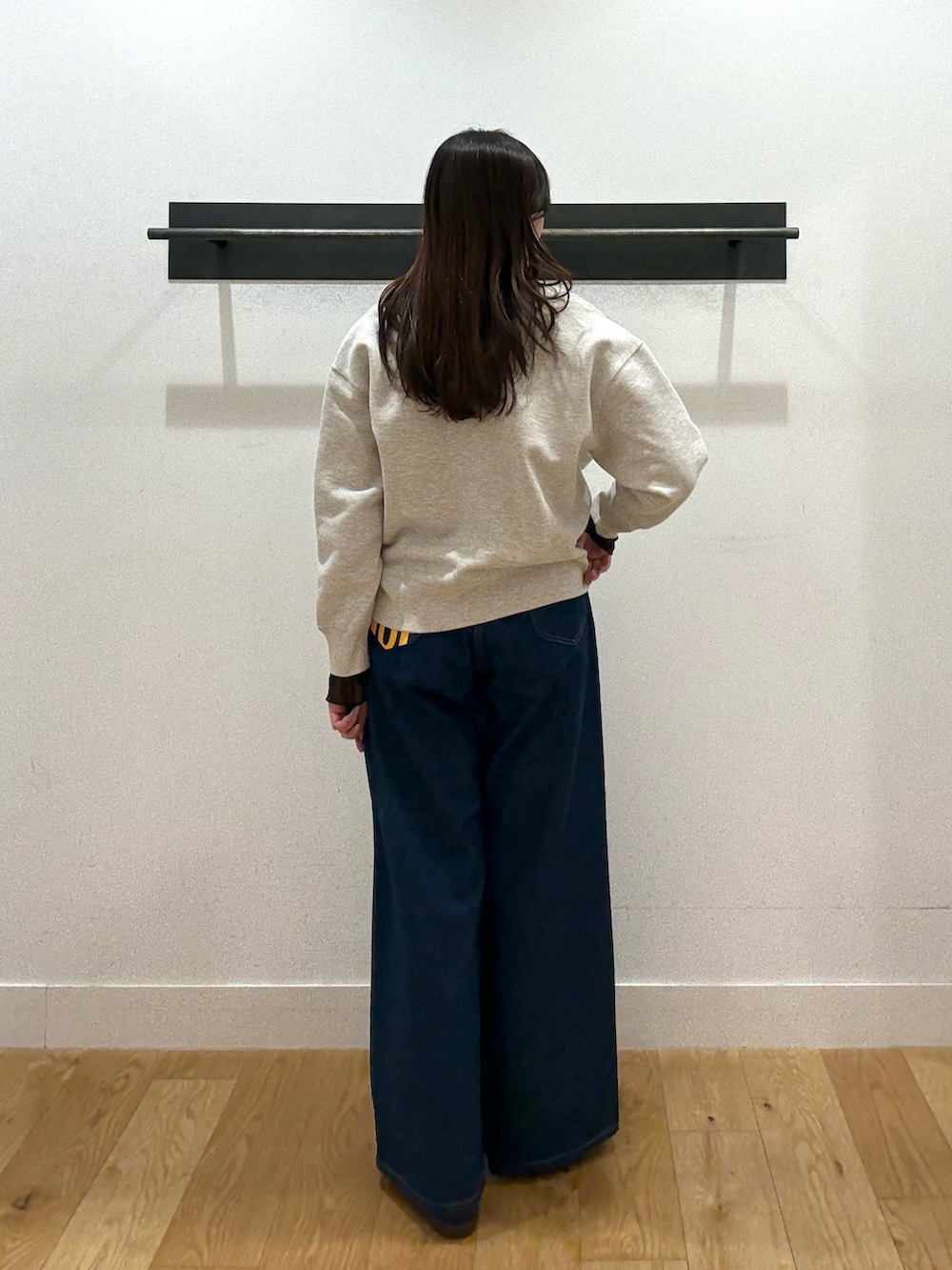 ベージュ系のカーディガン/ボレロ、ベージュ系のカーディガン/ボレロ、ブラック系のTシャツ/カットソーを着用したレディースの冬コーディネートの2枚目の写真