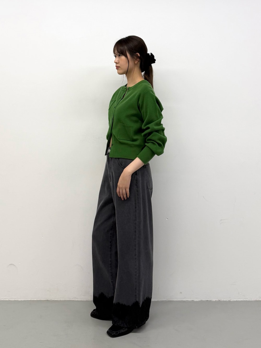 グリーン系のカーディガン/ボレロ、グリーン系のカーディガン/ボレロ、グレー系のデニムパンツを着用したレディースの秋コーディネートの2枚目の写真