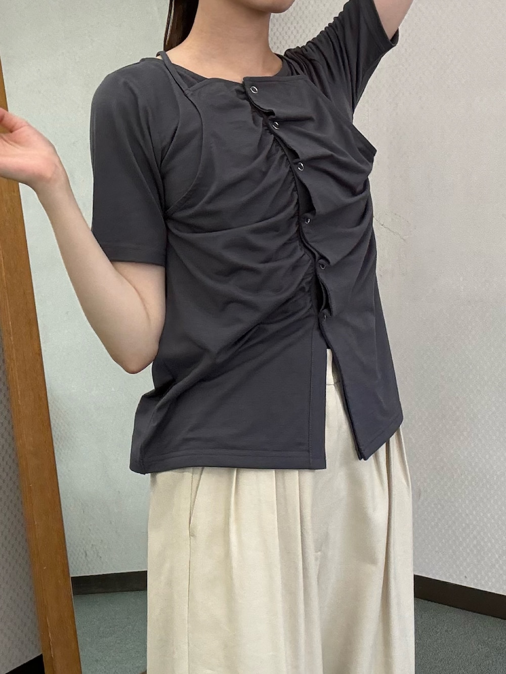 グレー系のTシャツ/カットソー、ベージュ系のその他パンツ、ベージュ系のその他パンツを着用したレディースの夏コーディネートの3枚目の写真