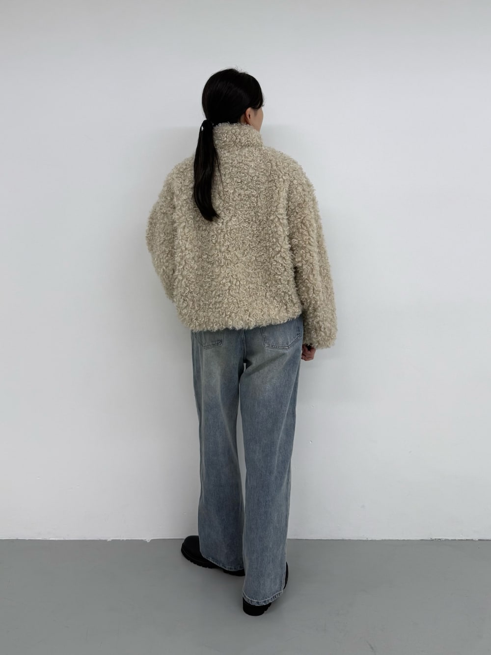 ホワイト系のブルゾン、ブルー系のデニムパンツ、ブルー系のデニムパンツを着用したレディースの夏コーディネートの2枚目の写真