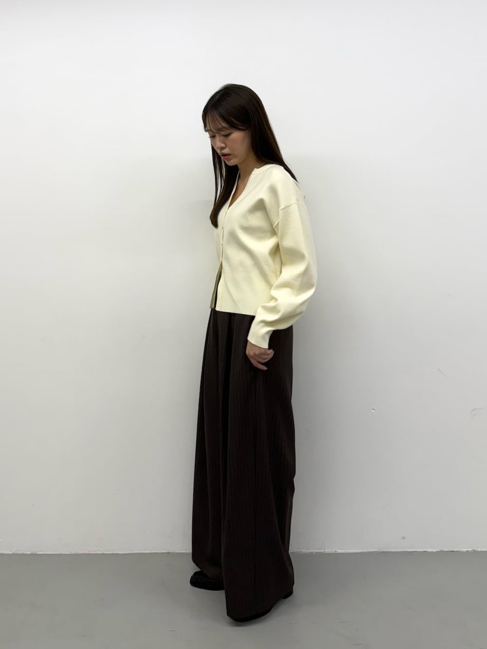 ホワイト系のカーディガン/ボレロ、ブラウン系のその他パンツ、ブラウン系のその他パンツを着用したレディースの秋コーディネートの3枚目の写真