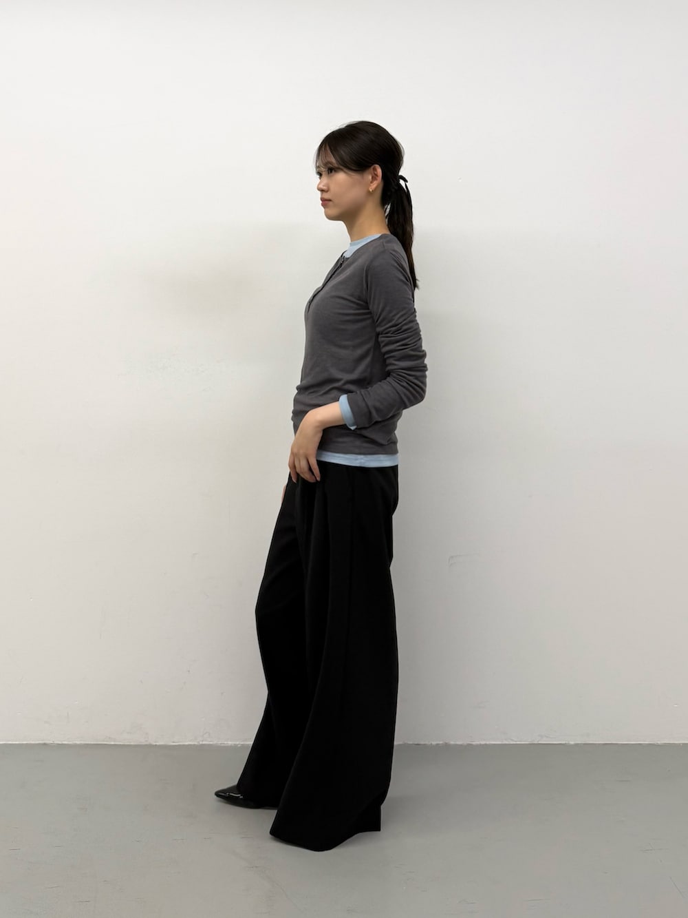 グレー系のTシャツ/カットソー、グレー系のTシャツ/カットソー、ブラック系のスラックスを着用したレディースの夏コーディネートの3枚目の写真