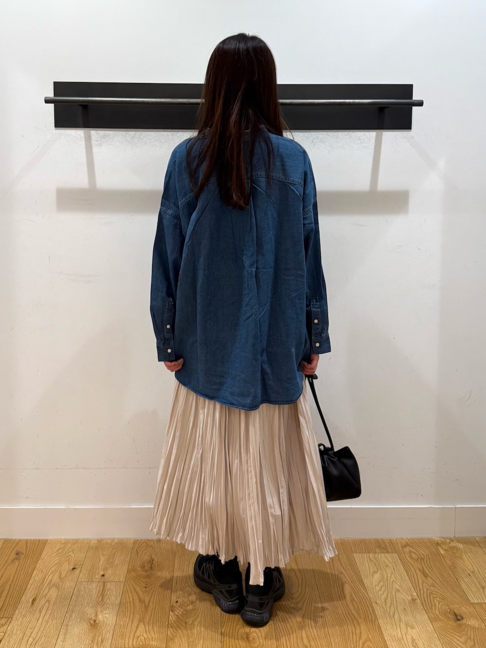 ブルー系のシャツ/ブラウス、ブルー系のシャツ/ブラウス、ホワイト系のスカートを着用したレディースの冬コーディネートの3枚目の写真