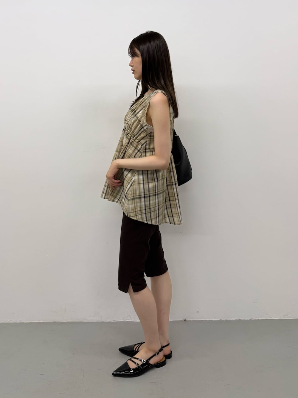 ベージュ系のシャツ/ブラウス、ベージュ系のシャツ/ブラウス、ブラウン系のその他パンツを着用したレディースの夏コーディネートの3枚目の写真