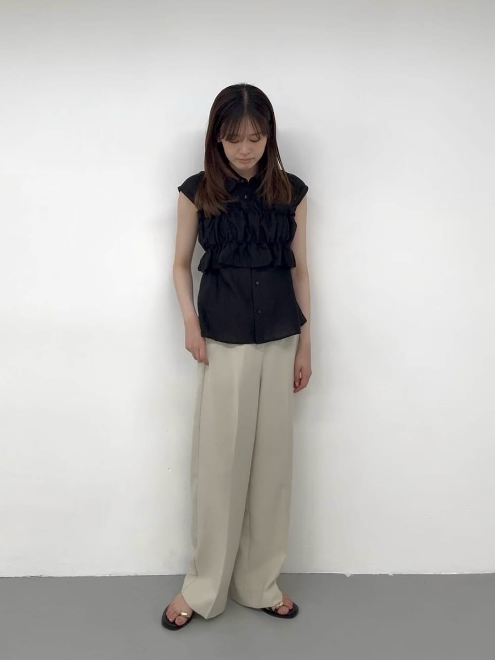 ベージュ系のその他パンツ、ベージュ系のその他パンツ、ブラック系のシャツ/ブラウスを着用したレディースの夏コーディネートの4枚目の写真
